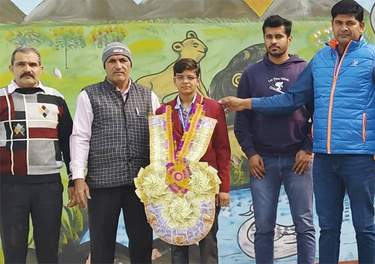 17 Snp-4 सोनीपत: रतिराम स्पोर्टस वालीबाल एकेडमी की खिलाड़ी राधिका को सम्मानित करते कोच रविंद्र धनखड़। 17 Snp-4 सोनीपत: रतिराम स्पोर्टस वालीबाल एकेडमी की खिलाड़ी राधिका को सम्मानित करते कोच रविंद्र धनखड़।