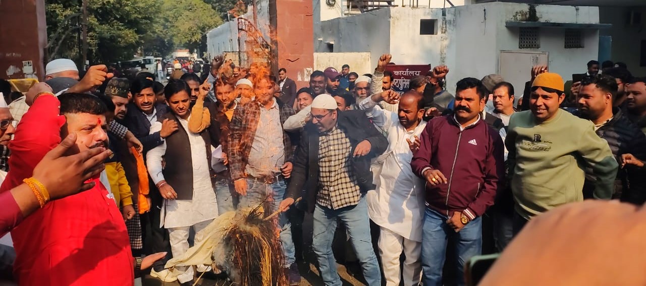 कलेक्ट्रेट में प्रदर्शन कर संभल के सपा विधायक नवाब इकबाल महमूद का पुतला फूंकते लाेग कलेक्ट्रेट में प्रदर्शन कर संभल के सपा विधायक नवाब इकबाल महमूद का पुतला फूंकते लाेग