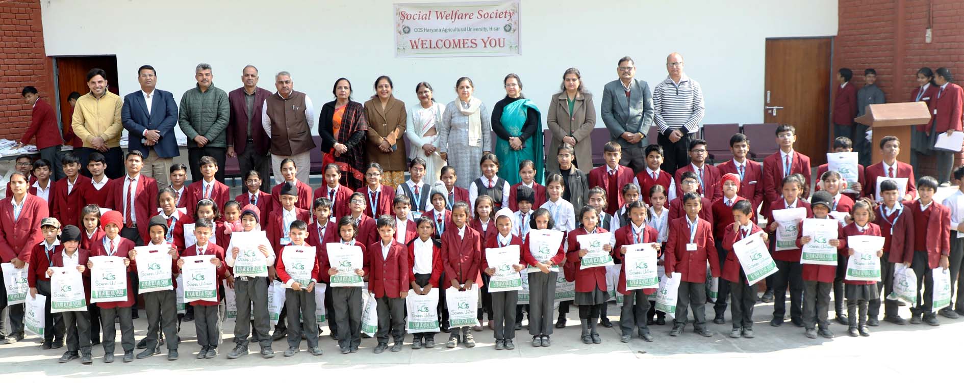 बच्चों के साथ मुख्यातिथि श्रीमती संतोष कुमारी व समाज कल्याण संस्था के सदस्य। बच्चों के साथ मुख्यातिथि श्रीमती संतोष कुमारी व समाज कल्याण संस्था के सदस्य।