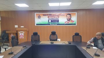 समाधान शिविर में खाली पड़ी अधिकारियों की कुर्सियां समाधान शिविर में खाली पड़ी अधिकारियों की कुर्सियां