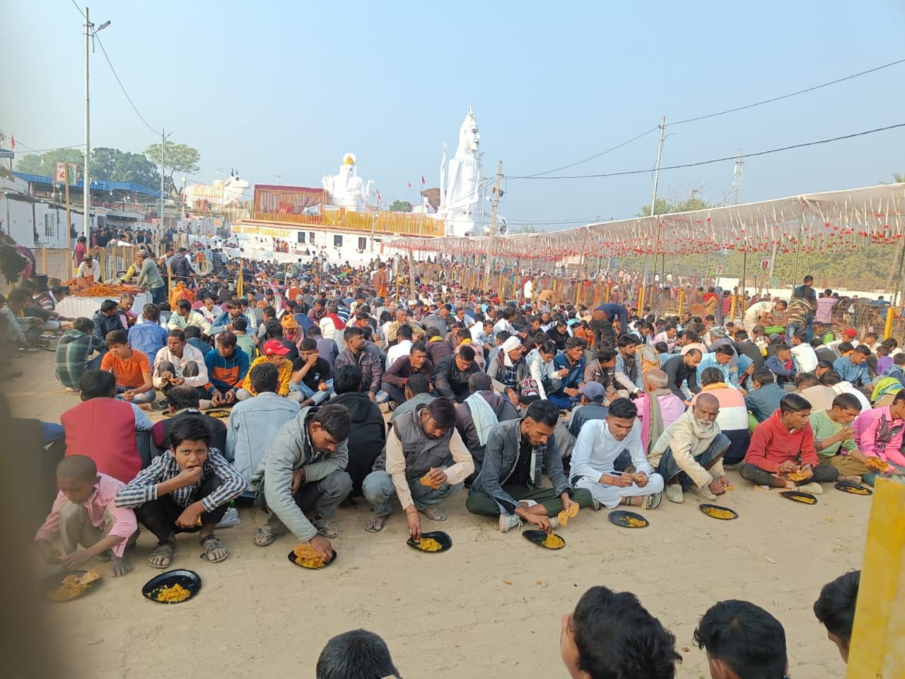 भंडारे में श्रद्धालु भंडारे में श्रद्धालु