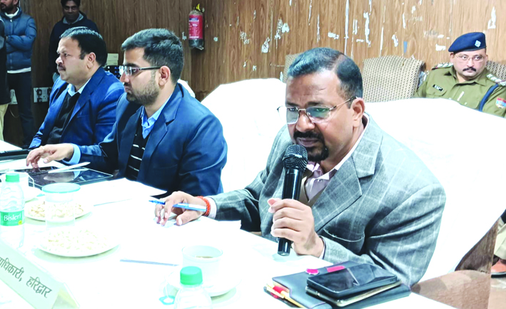 तहसील दिवस में समस्याएं सुनते डीएम तहसील दिवस में समस्याएं सुनते डीएम