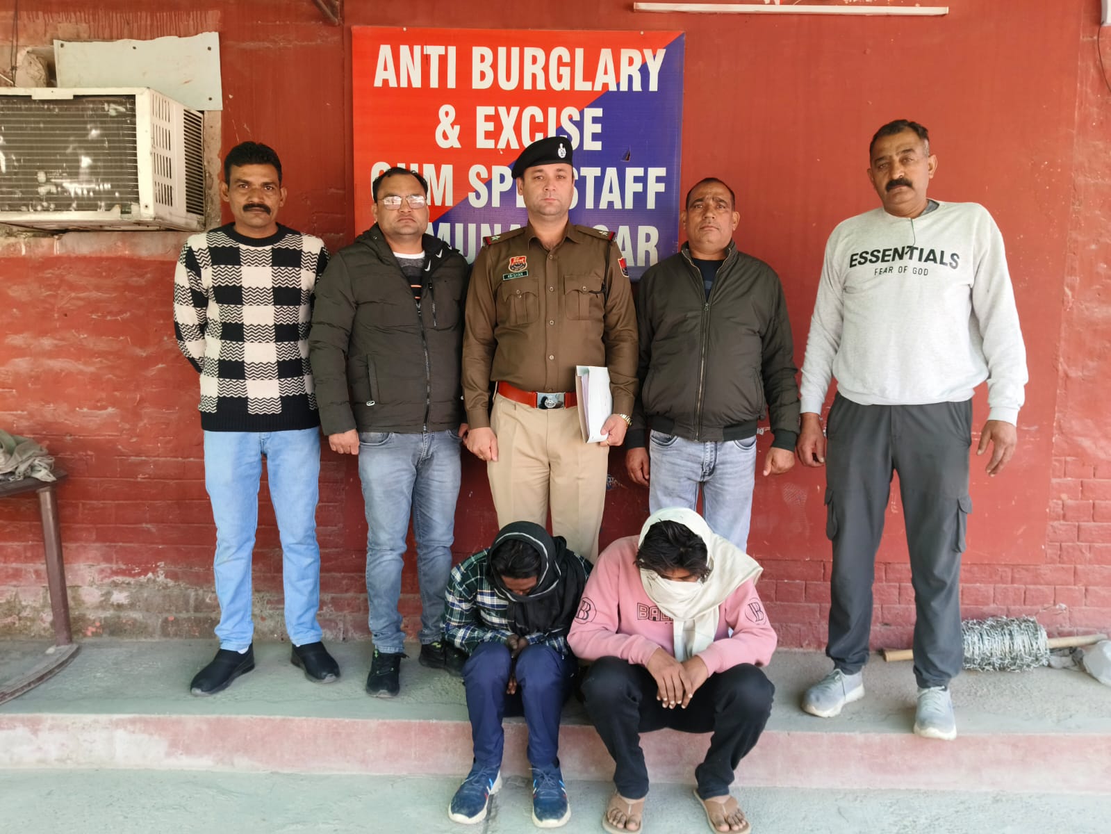 पुलिस की गिरफ्त में दोनों युवक पुलिस की गिरफ्त में दोनों युवक