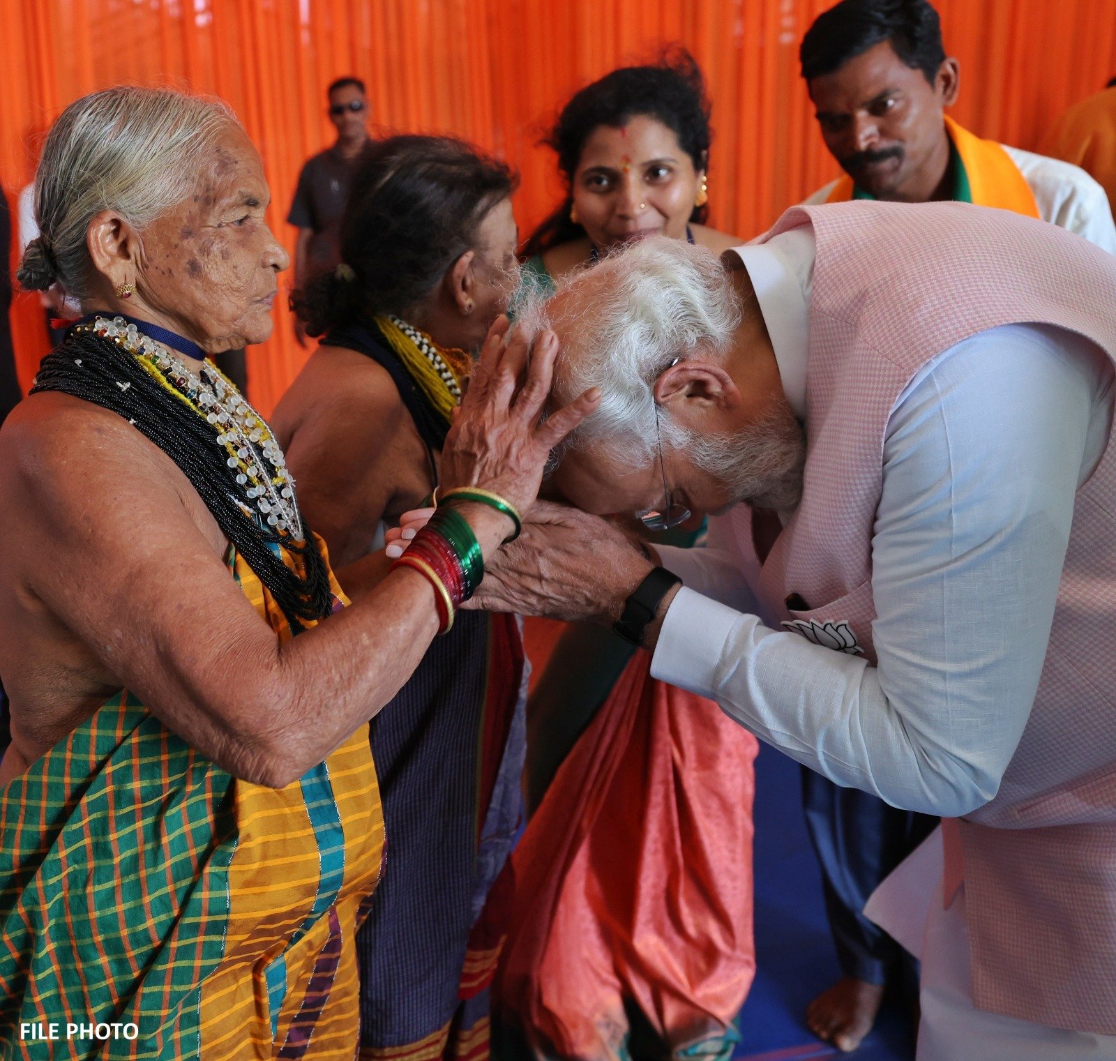 तुलसी गौड़ा के साथ प्रधानमंत्री नरेन्द्र मोदी (फाइल फोटो) तुलसी गौड़ा के साथ प्रधानमंत्री नरेन्द्र मोदी (फाइल फोटो)