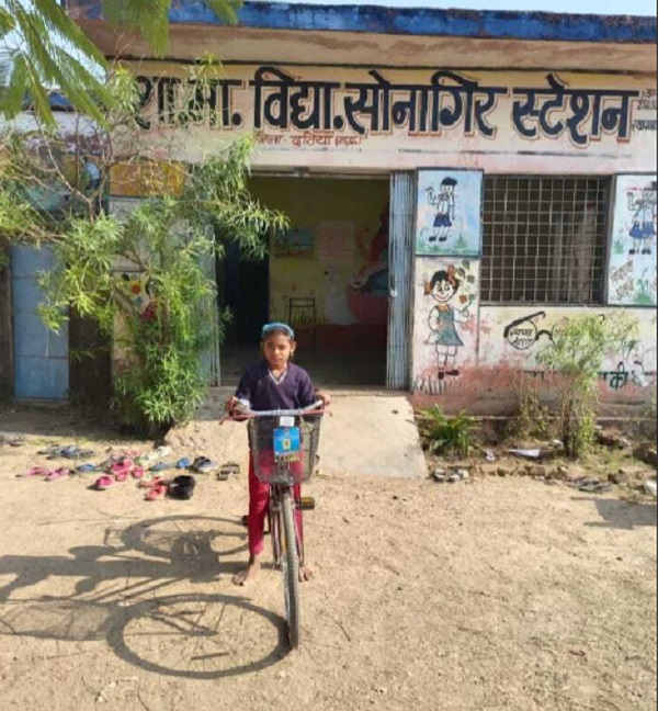 पूर्वी तीन किमी. पैदल चलकर स्कूल जाती थी, साइकिल दी तो खुशी का ठिकाना न रहा पूर्वी तीन किमी. पैदल चलकर स्कूल जाती थी, साइकिल दी तो खुशी का ठिकाना न रहा