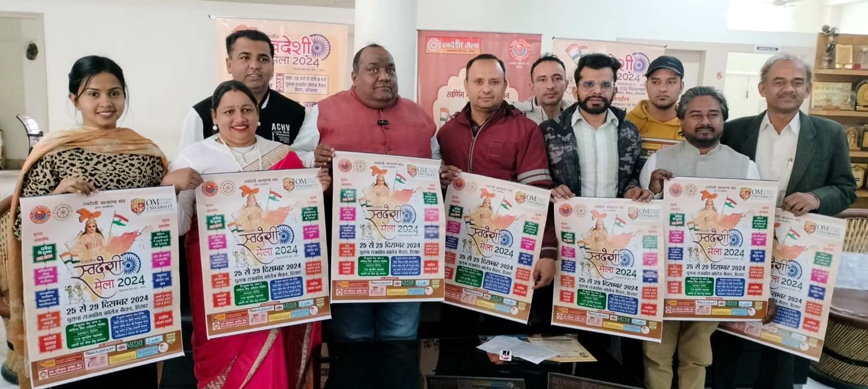 स्वदेशी मेले की जानकारी देते पदाधिकारी। स्वदेशी मेले की जानकारी देते पदाधिकारी।