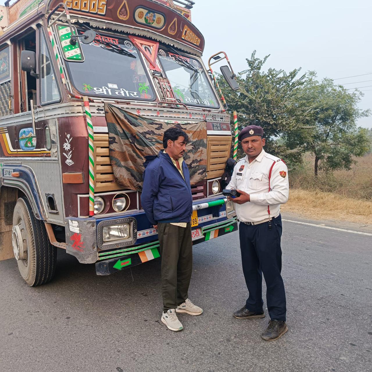 गलत लेन में चलने पर चालान करते हुए ट्रैफिक पुलिसकर्मी। गलत लेन में चलने पर चालान करते हुए ट्रैफिक पुलिसकर्मी।