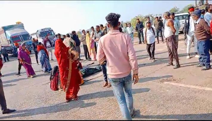 जमीनी विवाद पर युवक ने खाया जहर, परिजनों ने शव रखकर किया चकाजाम