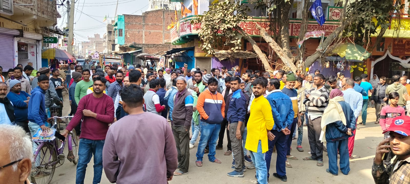सड़क जाम करते लोग सड़क जाम करते लोग