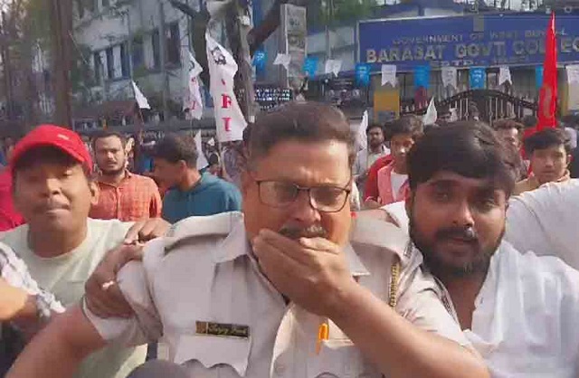 बारासत कॉलेज में भिड़े टीएमसीपी और एसएफआई के छात्र बारासत कॉलेज में भिड़े टीएमसीपी और एसएफआई के छात्र
