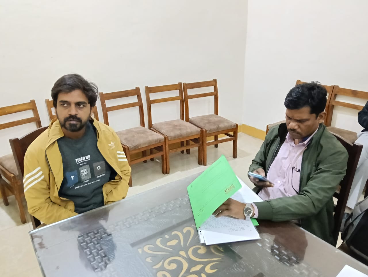 लोकायुक्त ने एसडीएम के ड्राइवर को डेढ़ लाख की रिश्वत लेते रंगे हाथों पकड़ा लोकायुक्त ने एसडीएम के ड्राइवर को डेढ़ लाख की रिश्वत लेते रंगे हाथों पकड़ा