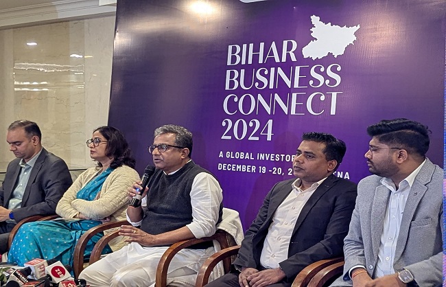 उद्योग मंत्री बिहार सरकार मीडिया के साथ बात करते हुए उद्योग मंत्री बिहार सरकार मीडिया के साथ बात करते हुए