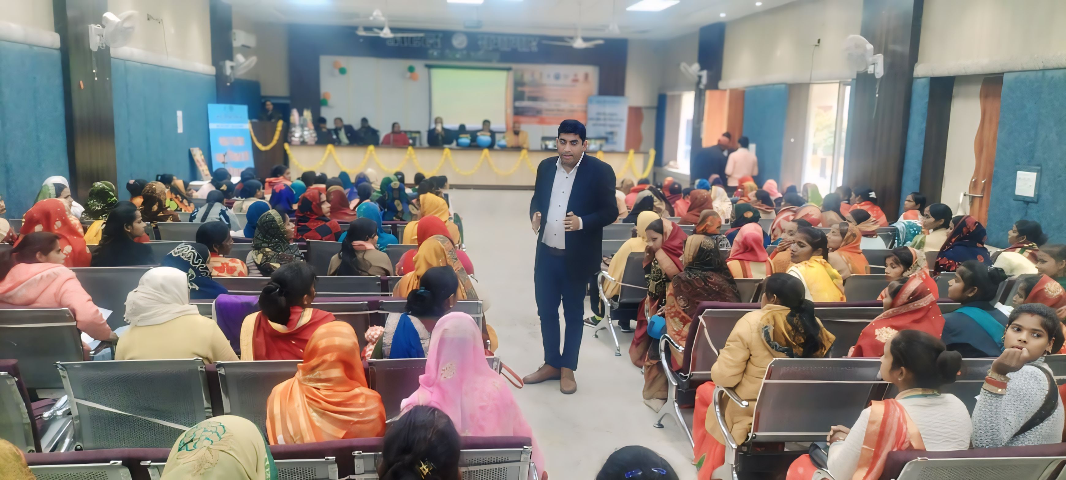 कार्यक्रम में समूह की महिलाओं से बात करते सीडीओ कार्यक्रम में समूह की महिलाओं से बात करते सीडीओ