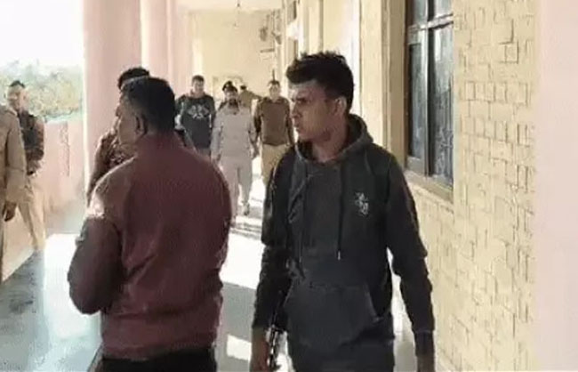 नारनौल कोर्ट में गवाही के लिए मोनू को ले जाती पुलिस। नारनौल कोर्ट में गवाही के लिए मोनू को ले जाती पुलिस।