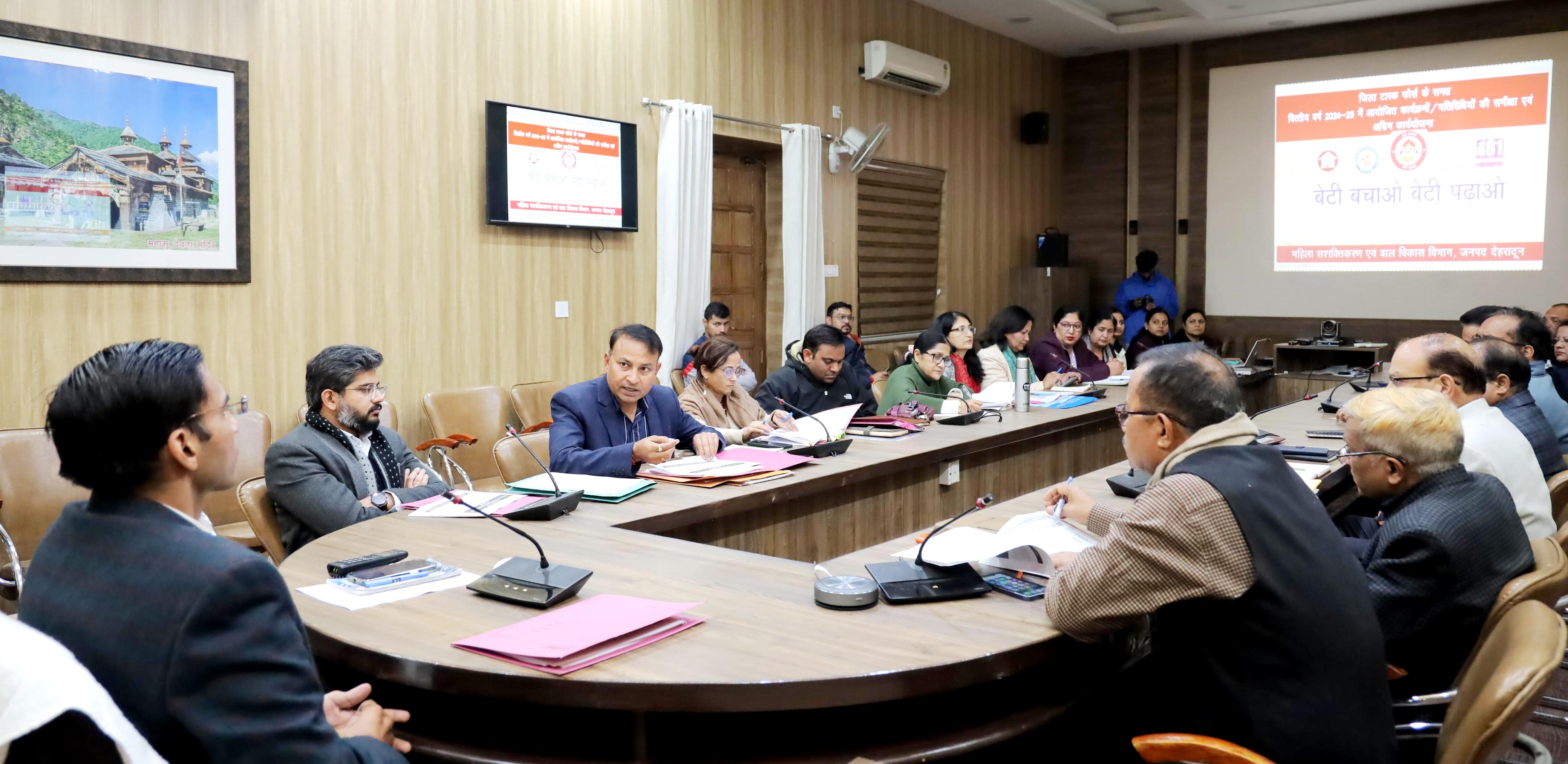 बैठक करते जिलाधिकारी सविन बंसल। बैठक करते जिलाधिकारी सविन बंसल।