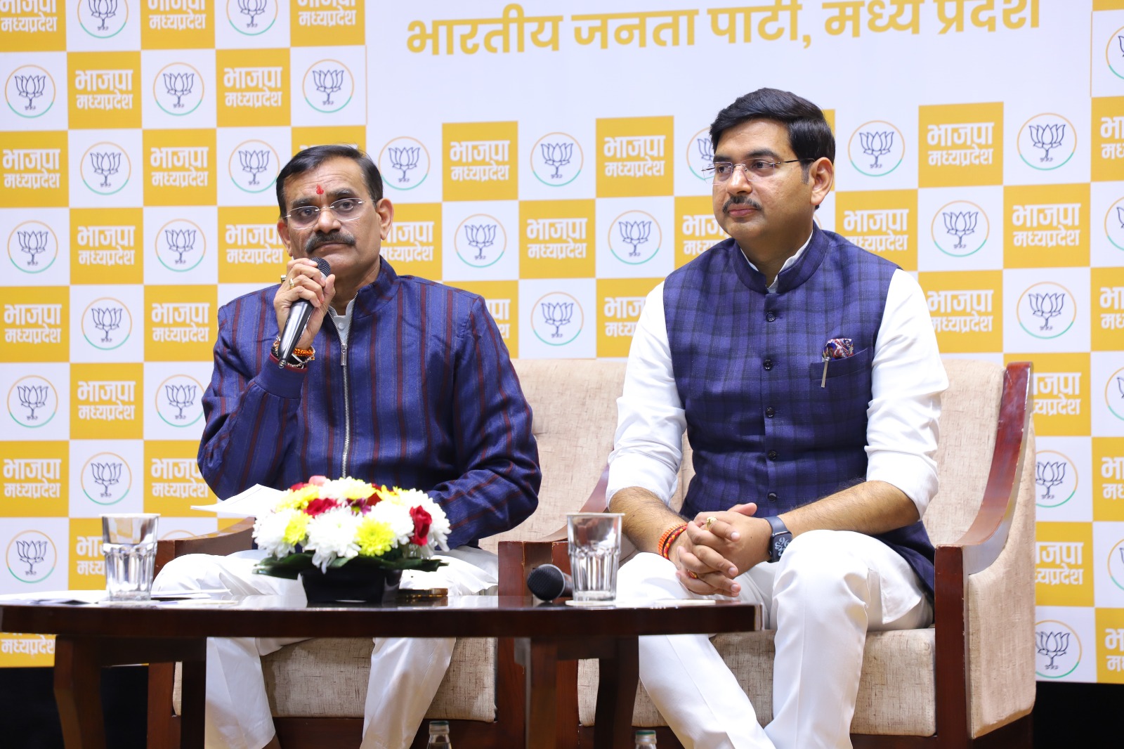 भाजपा मध्यप्रदेश अध्यक्ष वी डी शर्मा प्रेसवार्ता को संबोधित करते हुए भाजपा मध्यप्रदेश अध्यक्ष वी डी शर्मा प्रेसवार्ता को संबोधित करते हुए