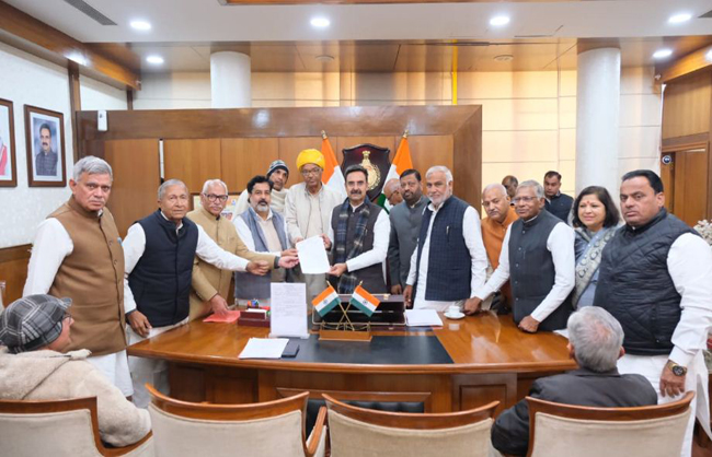 हरियाणा के पूर्व विधायक अपनी मांगाें काे लेकर स्पीकर हरविंद्र कल्याण काे ज्ञापन देते हुए हरियाणा के पूर्व विधायक अपनी मांगाें काे लेकर स्पीकर हरविंद्र कल्याण काे ज्ञापन देते हुए