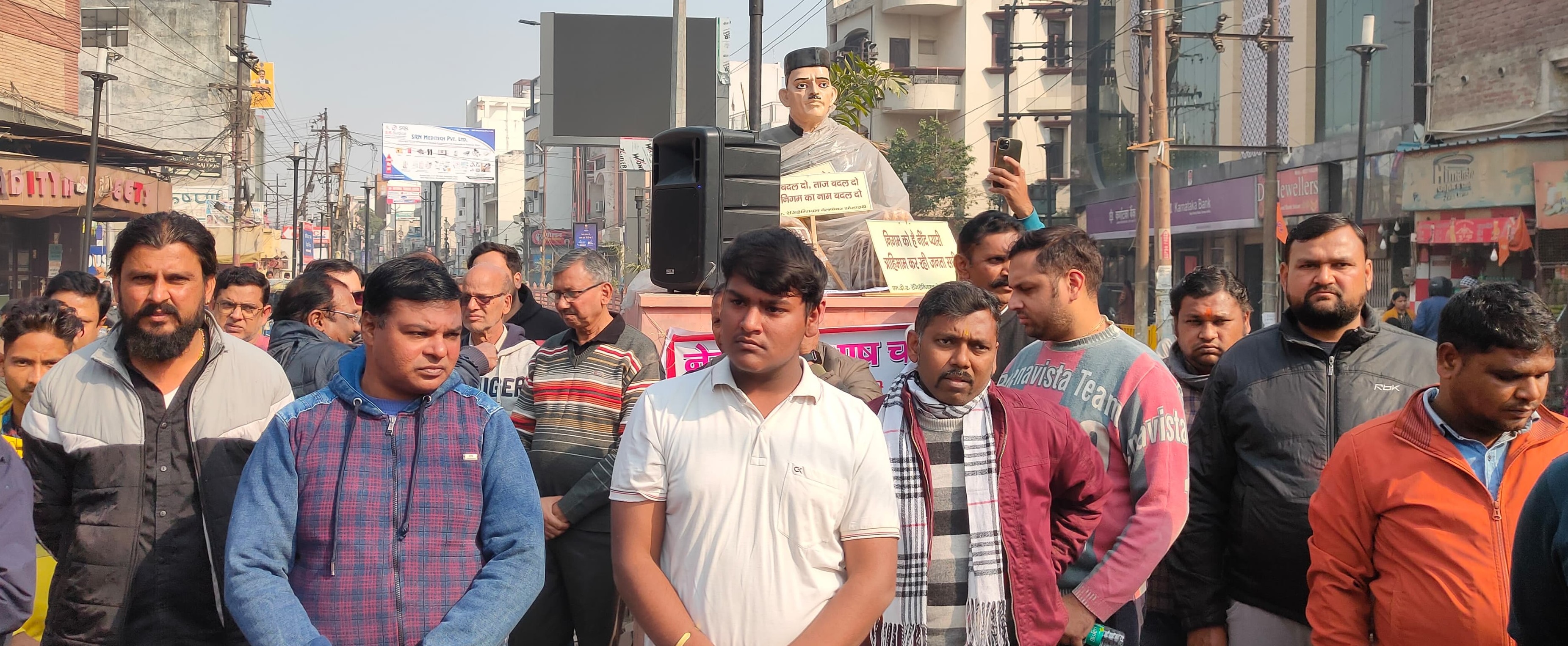 रामगंगा विहार में अकबर किले के सामने चौक का नाम अहमद जान थिरकवा चौक रखे जाने के विराेध में प्रदर्शन करते क्षेत्रवासी रामगंगा विहार में अकबर किले के सामने चौक का नाम अहमद जान थिरकवा चौक रखे जाने के विराेध में प्रदर्शन करते क्षेत्रवासी