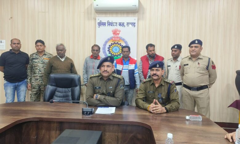 पुलिस के गिरफ्त में आरोपी पुलिस के गिरफ्त में आरोपी