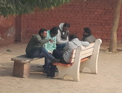 मृतका के शव का पोस्टमार्टम करवाने आए परिजन।
