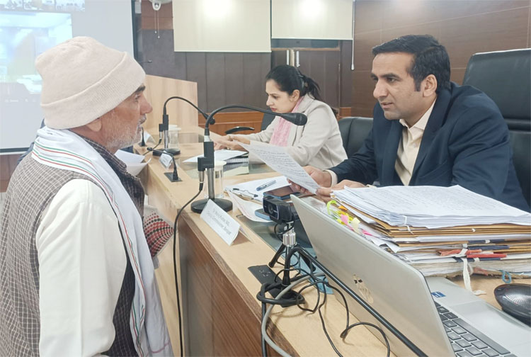 17 Snp-3 सोनीपत: उपायुक्त डॉ. मनोज कुमार लोगेां की शिकायत सुनते हुए। 17 Snp-3 सोनीपत: उपायुक्त डॉ. मनोज कुमार लोगेां की शिकायत सुनते हुए।
