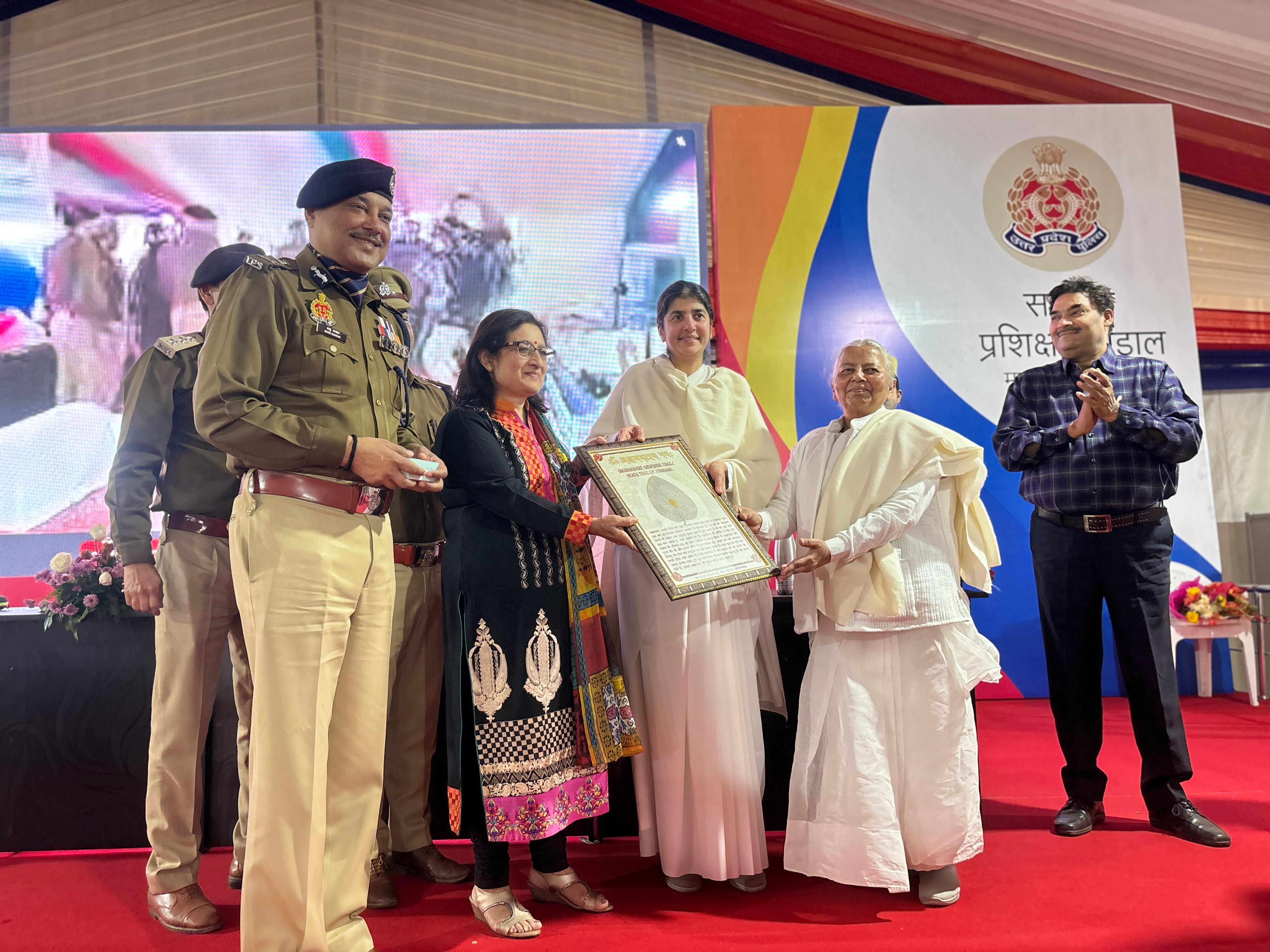शिवानी दीदी ने संकल्प से सिद्धि का मंत्र दिया और पुलिस कर्मियों को दस संकल्प दिलाये शिवानी दीदी ने संकल्प से सिद्धि का मंत्र दिया और पुलिस कर्मियों को दस संकल्प दिलाये