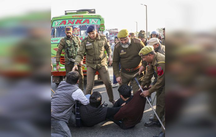 भर्ती में भेदभाव का आरोप लगाते हुए एबीवीपी के नेतृत्व में सैकड़ों छात्रों ने निकाला विरोध मार्च, तवी पुल अवरुद्ध किया भर्ती में भेदभाव का आरोप लगाते हुए एबीवीपी के नेतृत्व में सैकड़ों छात्रों ने निकाला विरोध मार्च, तवी पुल अवरुद्ध किया