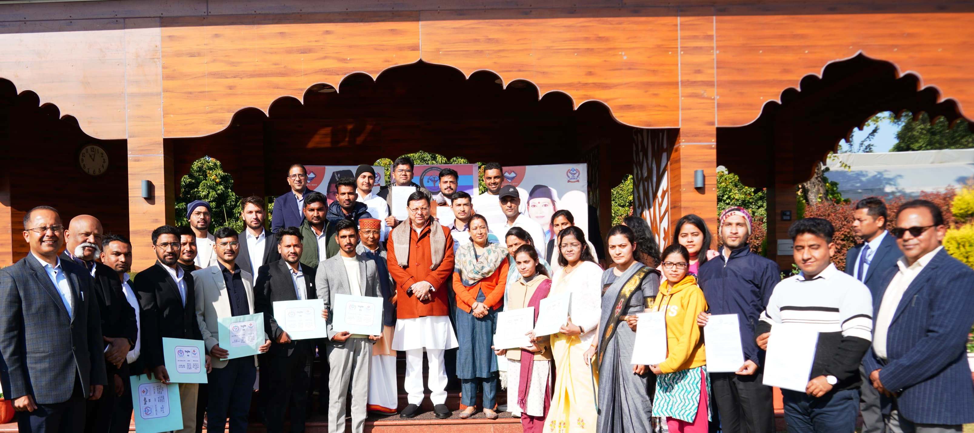 मुख्यमंत्री पुष्कर सिंह धामी और खेल मंत्री रेखा आर्या संग नवनियुक्त अधिकारी। मुख्यमंत्री पुष्कर सिंह धामी और खेल मंत्री रेखा आर्या संग नवनियुक्त अधिकारी।