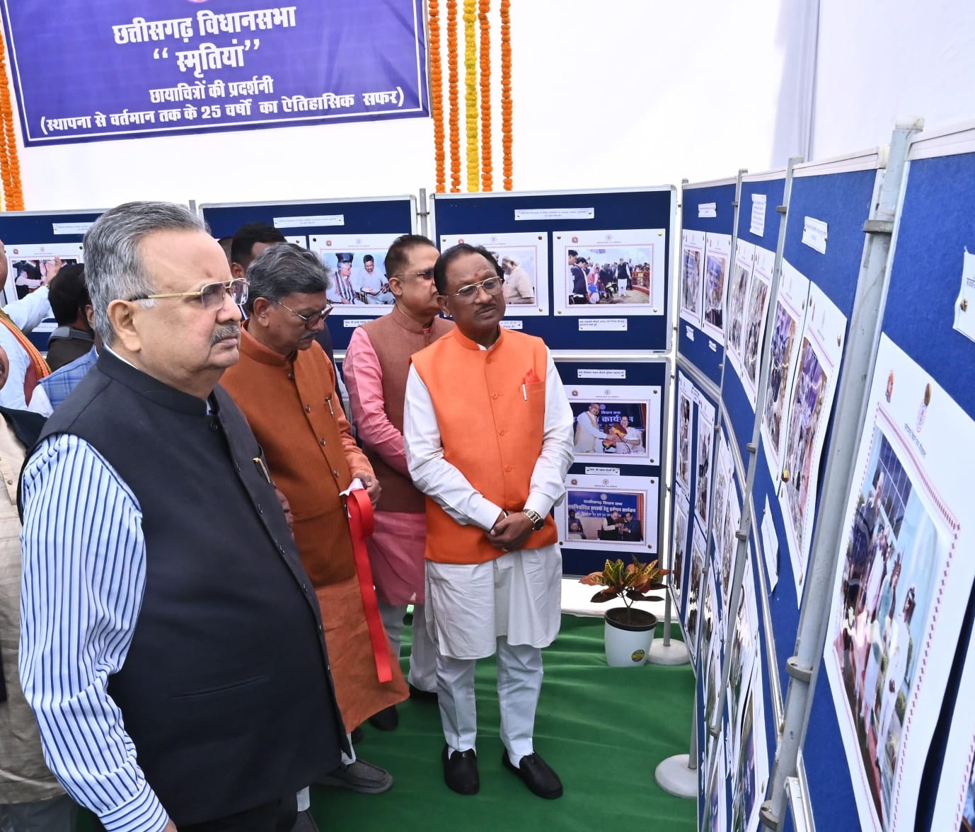 रजत जयंती वर्ष में स्मृतियां छायाचित्रों की प्रदर्शनी का शुभारंभ विधान सभा में रजत जयंती वर्ष में स्मृतियां छायाचित्रों की प्रदर्शनी का शुभारंभ विधान सभा में