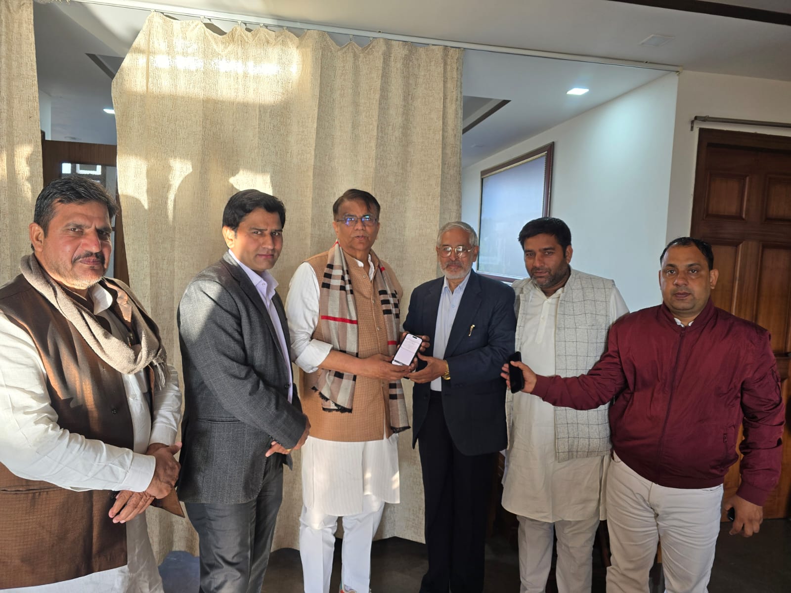 मोबाइल ऐप के जरिए ओमप्रकाश धनखड़ को भाजपा की सदस्य सक्रिय सदस्यता दिलवाते झज्जर जिला अध्यक्ष राजपाल शर्मा मोबाइल ऐप के जरिए ओमप्रकाश धनखड़ को भाजपा की सदस्य सक्रिय सदस्यता दिलवाते झज्जर जिला अध्यक्ष राजपाल शर्मा