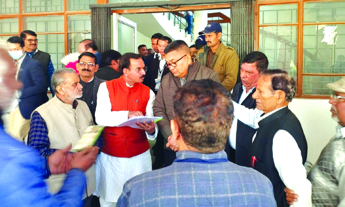 ज्ञापन देते हुए ज्ञापन देते हुए