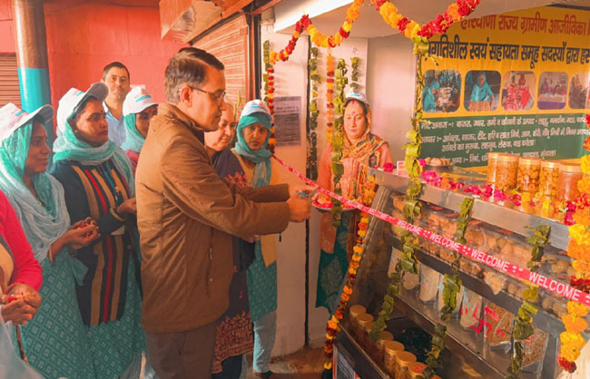 प्रगतिशील स्वयं सहायता समूह की दुकान का उद्घाटन करते सीईओ मनोज कुमार। प्रगतिशील स्वयं सहायता समूह की दुकान का उद्घाटन करते सीईओ मनोज कुमार।
