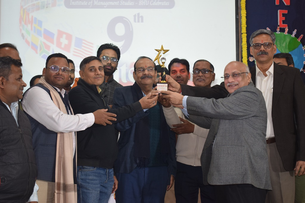 बीएचयू इंस्टीट्यूट ऑफ़ मैनेजमेंट में इंस्टीट्यूट डे मनाते शिक्षक: फोटो बच्चा गुप्ता बीएचयू इंस्टीट्यूट ऑफ़ मैनेजमेंट में इंस्टीट्यूट डे मनाते शिक्षक: फोटो बच्चा गुप्ता