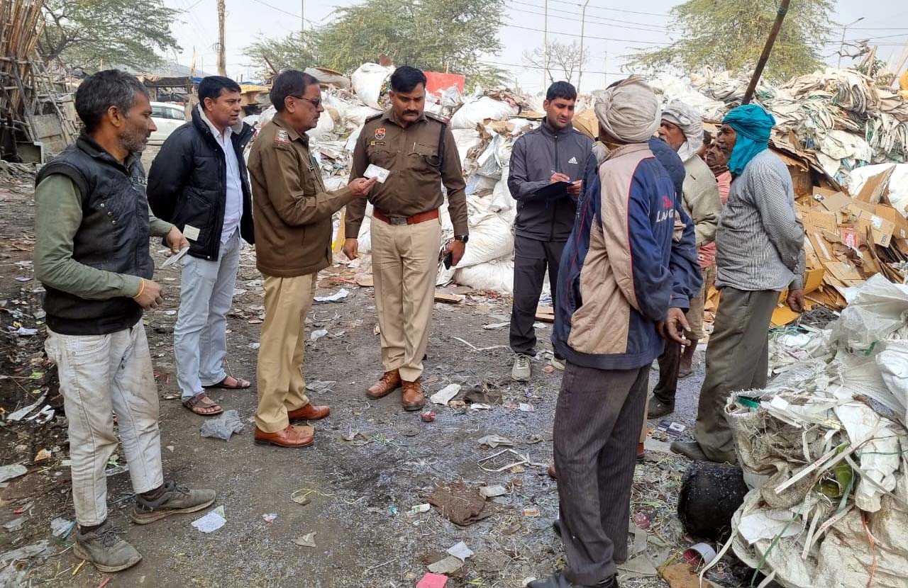अभियान के तहत पुलिस जांच करते हुए अभियान के तहत पुलिस जांच करते हुए
