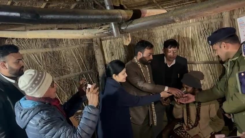 अनशन समाप्त करते प्रशासनिक अधिकारी अनशन समाप्त करते प्रशासनिक अधिकारी