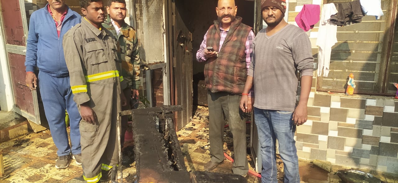 जानकारी देता मकान मालिक जानकारी देता मकान मालिक