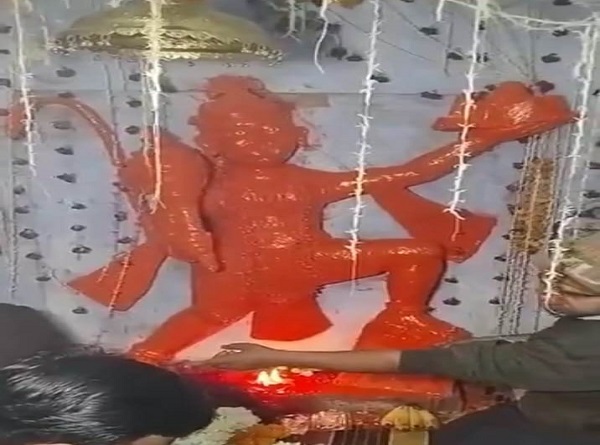 हनुमान जी का श्रृंगार करते भक्त हनुमान जी का श्रृंगार करते भक्त