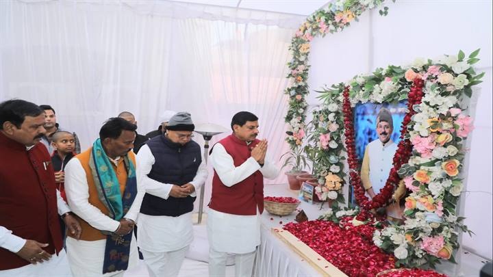 मुख्यमंत्री ने ऊर्जा मंत्री तोमर के निवास पर पहुँचकर व्यक्त कीं शोक संवेदनाएँ मुख्यमंत्री ने ऊर्जा मंत्री तोमर के निवास पर पहुँचकर व्यक्त कीं शोक संवेदनाएँ