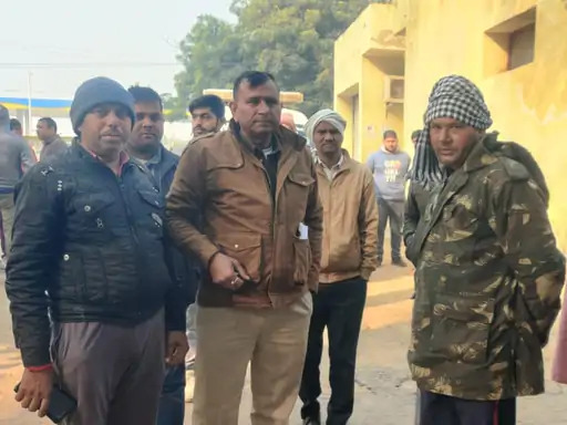 जिला अस्पताल में युवक के शव के पास खड़े परिजन और कार्रवाई के लिए पहुंची पुलिस। जिला अस्पताल में युवक के शव के पास खड़े परिजन और कार्रवाई के लिए पहुंची पुलिस।