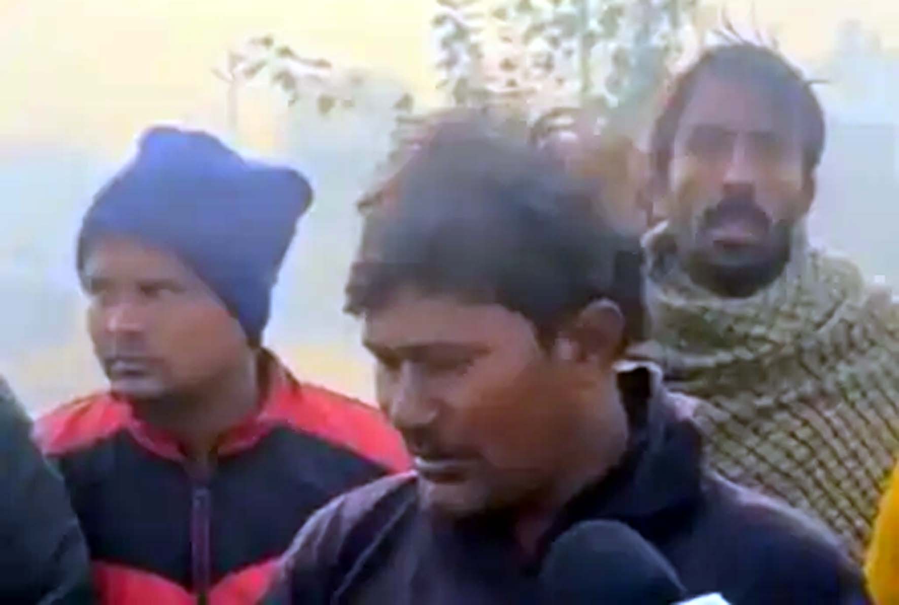 बच्ची के लापता होने की जानकारी देते परिजन। बच्ची के लापता होने की जानकारी देते परिजन।