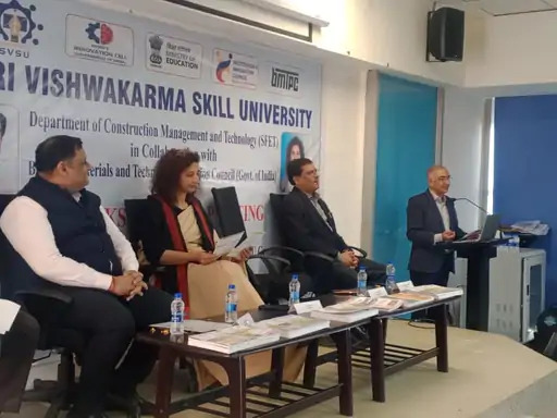 मंच पर उपस्थित विशेषज्ञ व प्रोफेसर मंच पर उपस्थित विशेषज्ञ व प्रोफेसर
