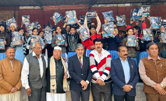 स्वेटर संग छात्राओं के आगे समाजसेवी जन स्वेटर संग छात्राओं के आगे समाजसेवी जन