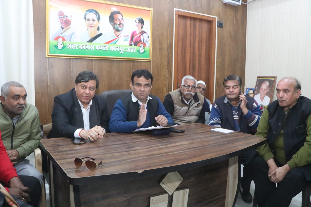 प्रेस वार्ता कर जानकारी देते कांग्रेस महानगर अध्यक्ष प्रेस वार्ता कर जानकारी देते कांग्रेस महानगर अध्यक्ष