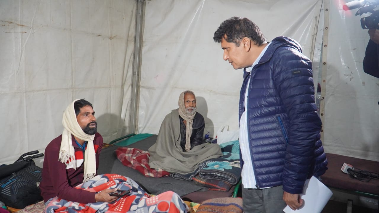 रैन बसेरे का निरीक्षण करते हुए मंत्री सौरभ भारद्वाज रैन बसेरे का निरीक्षण करते हुए मंत्री सौरभ भारद्वाज