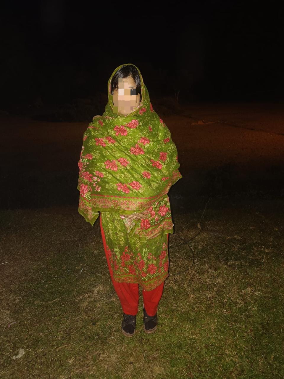 असम पुलिस द्वारा पकड़कर वापस भेजी गई बांग्लादेशी महिला की तस्वीर। असम पुलिस द्वारा पकड़कर वापस भेजी गई बांग्लादेशी महिला की तस्वीर।