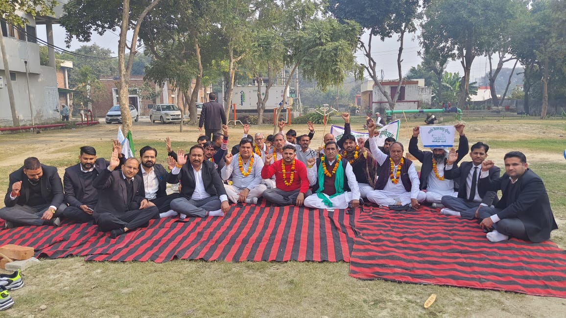 मंगलवार को लघु सचिवालय में डल्लेवाल के समर्थन में भूख हड़ताल पर बैठे किसान हुजूर नेता मंगलवार को लघु सचिवालय में डल्लेवाल के समर्थन में भूख हड़ताल पर बैठे किसान हुजूर नेता