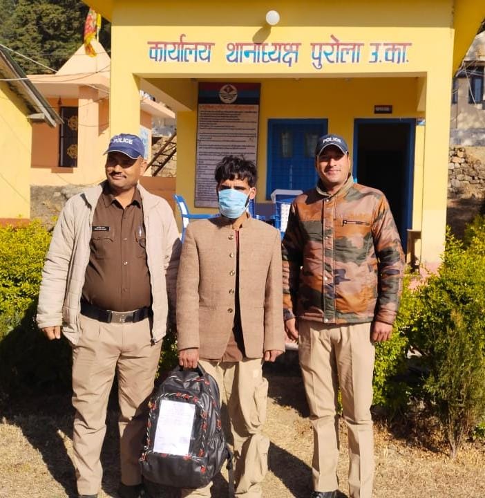 एसपी ने टीम को दिया 2500 रु0 का पुरस्कार।। एसपी ने टीम को दिया 2500 रु0 का पुरस्कार।।