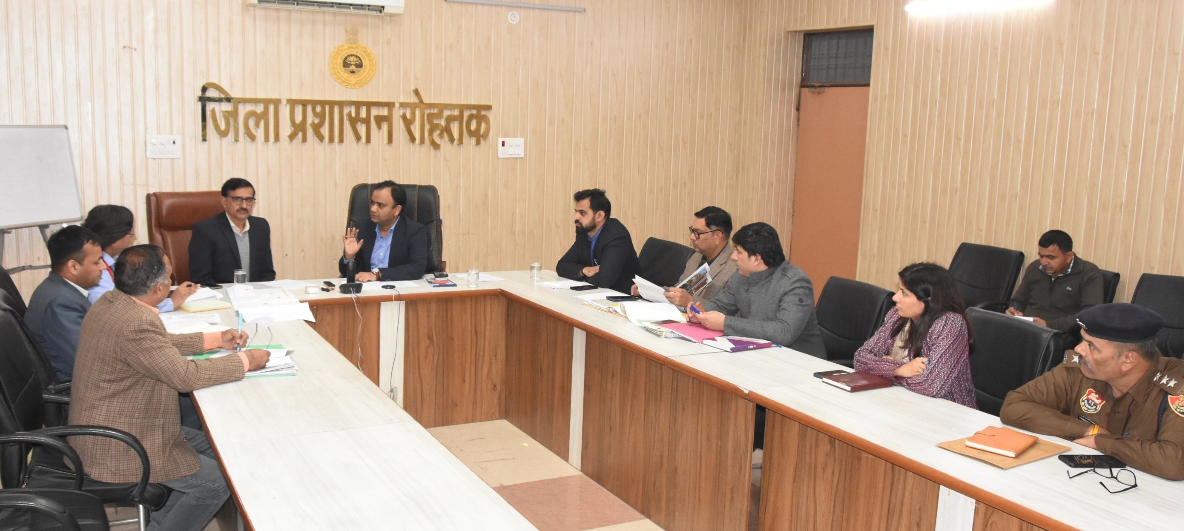 फोटो कैप्शन 17आरटीके6 : लघु सचिवालय स्थित सभागार में शहरी स्थानीय निकाय अधिकारियों की बैठक लेते उपायुक्त धीरेन्द्र खडग़टा ---------- फोटो कैप्शन 17आरटीके6 : लघु सचिवालय स्थित सभागार में शहरी स्थानीय निकाय अधिकारियों की बैठक लेते उपायुक्त धीरेन्द्र खडग़टा ----------