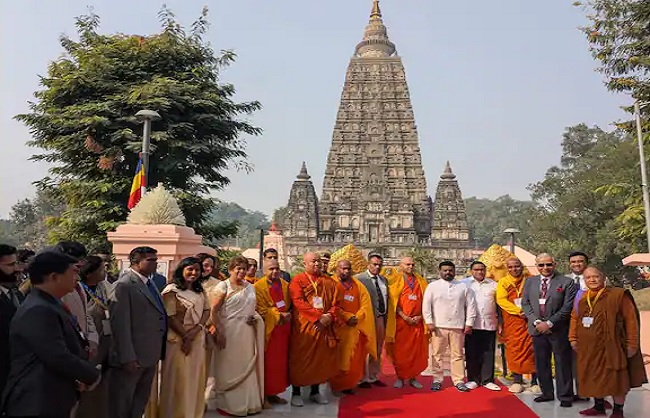 श्रीलंका के राष्ट्रपति के साथ महाबोधि मंदिर सोसायटी के सदस्यगण श्रीलंका के राष्ट्रपति के साथ महाबोधि मंदिर सोसायटी के सदस्यगण