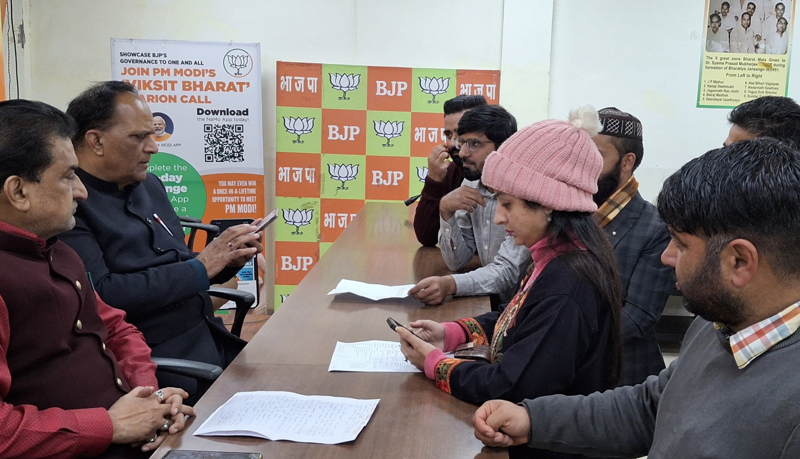 भाजपा नेताओं ने पार्टी मुख्यालय में जन शिकायतों का समाधान किया भाजपा नेताओं ने पार्टी मुख्यालय में जन शिकायतों का समाधान किया